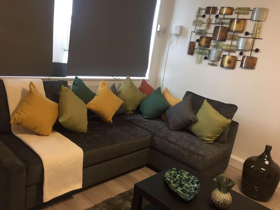 A Charming 3 Bedroom Fit For Your Apartment *