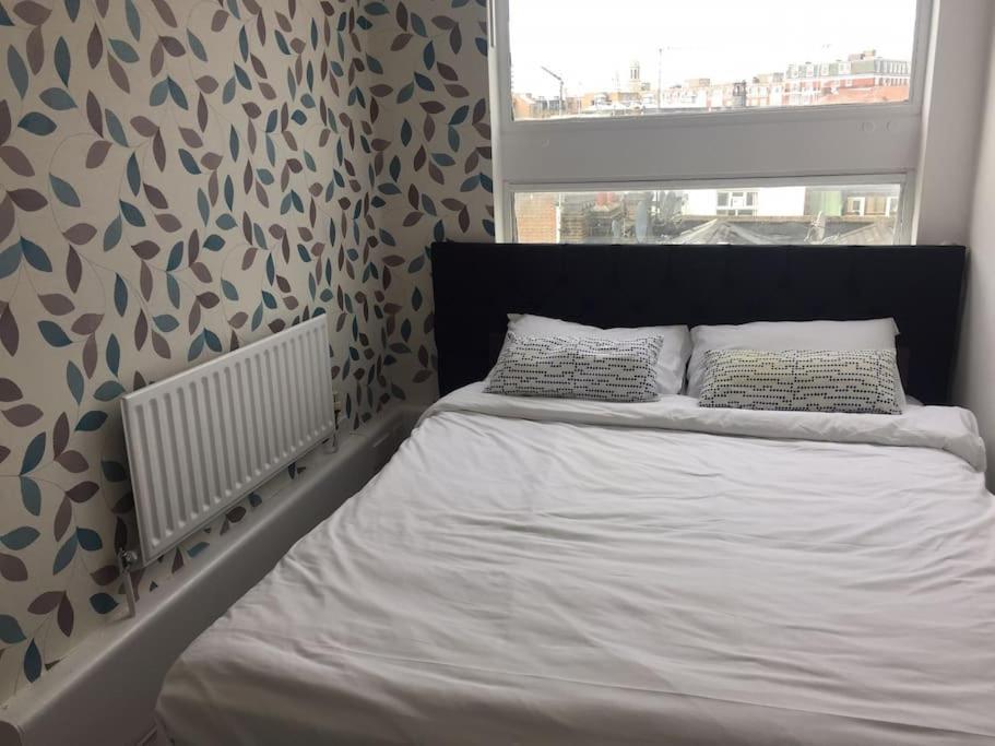 A Charming 3 Bedroom Fit For Your * London